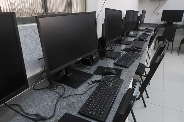 Governador vistoria obras de escola em Juiz de Fora que recebeu novo refeitório, laboratório de informática e quadra coberta