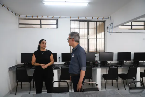 Governador vistoria obras de escola em Juiz de Fora que recebeu novo refeitório, laboratório de informática e quadra coberta