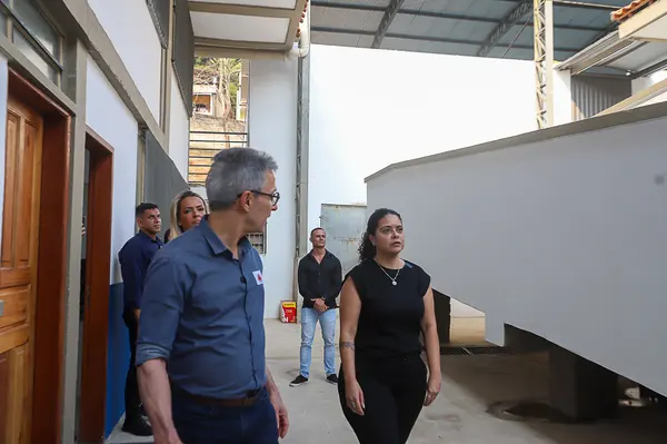 Governador vistoria obras de escola em Juiz de Fora que recebeu novo refeitório, laboratório de informática e quadra coberta