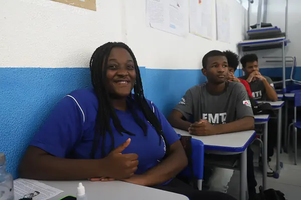 Governador vistoria obras de escola em Juiz de Fora que recebeu novo refeitório, laboratório de informática e quadra coberta