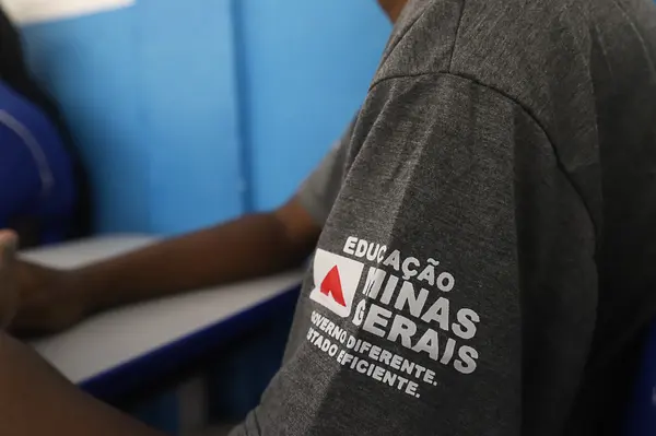 Governador vistoria obras de escola em Juiz de Fora que recebeu novo refeitório, laboratório de informática e quadra coberta