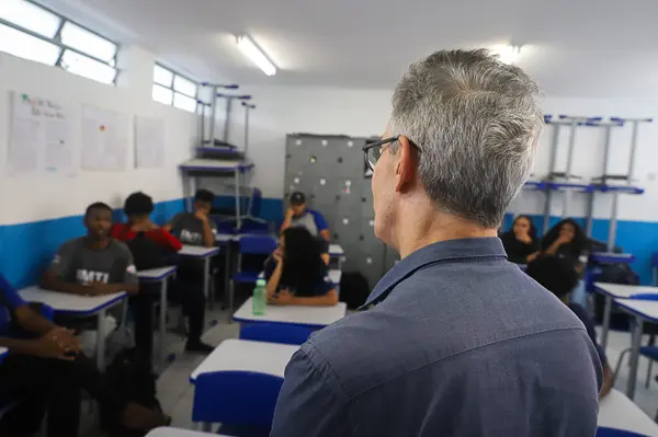 Governador vistoria obras de escola em Juiz de Fora que recebeu novo refeitório, laboratório de informática e quadra coberta