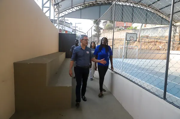Governador vistoria obras de escola em Juiz de Fora que recebeu novo refeitório, laboratório de informática e quadra coberta