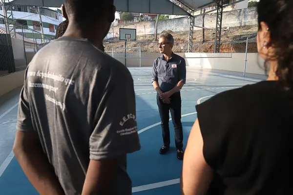 Governador vistoria obras de escola em Juiz de Fora que recebeu novo refeitório, laboratório de informática e quadra coberta