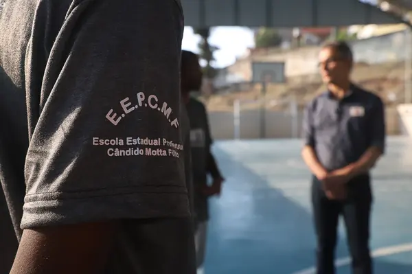 Governador vistoria obras de escola em Juiz de Fora que recebeu novo refeitório, laboratório de informática e quadra coberta