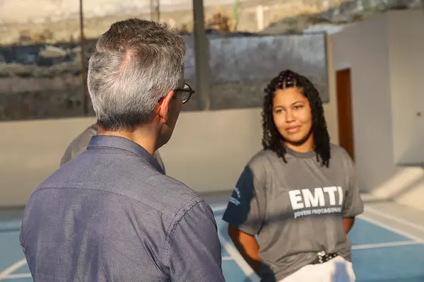 Governador vistoria obras de escola em Juiz de Fora que recebeu novo refeitório, laboratório de informática e quadra coberta