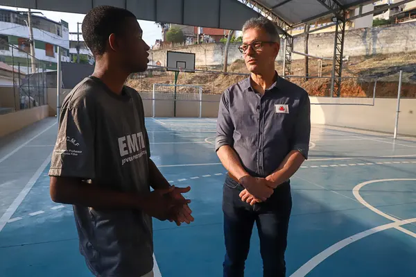 Governador vistoria obras de escola em Juiz de Fora que recebeu novo refeitório, laboratório de informática e quadra coberta