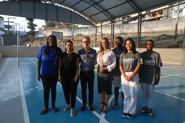 Governador vistoria obras de escola em Juiz de Fora que recebeu novo refeitório, laboratório de informática e quadra coberta