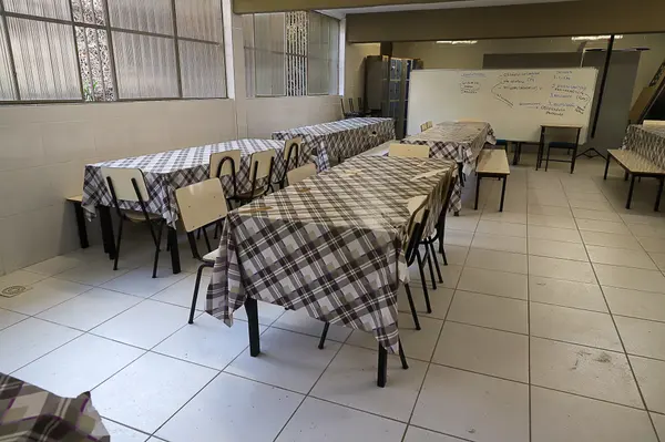 Governador vistoria obras de escola em Juiz de Fora que recebeu novo refeitório, laboratório de informática e quadra coberta