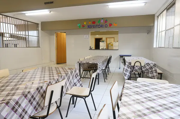 Governador vistoria obras de escola em Juiz de Fora que recebeu novo refeitório, laboratório de informática e quadra coberta