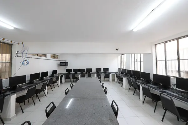 Governador vistoria obras de escola em Juiz de Fora que recebeu novo refeitório, laboratório de informática e quadra coberta