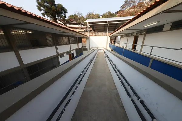 Governador vistoria obras de escola em Juiz de Fora que recebeu novo refeitório, laboratório de informática e quadra coberta