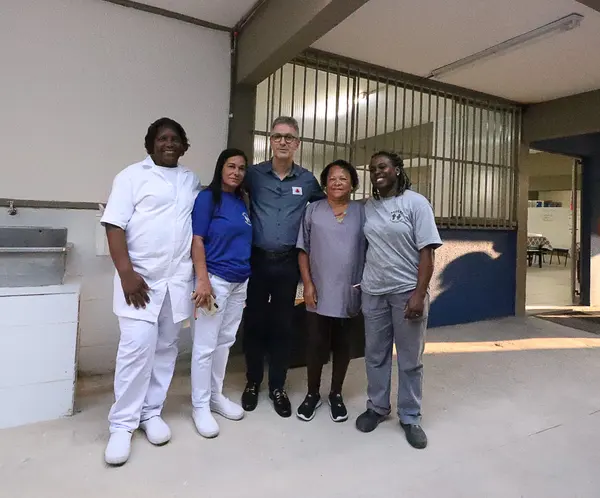 Governador vistoria obras de escola em Juiz de Fora que recebeu novo refeitório, laboratório de informática e quadra coberta