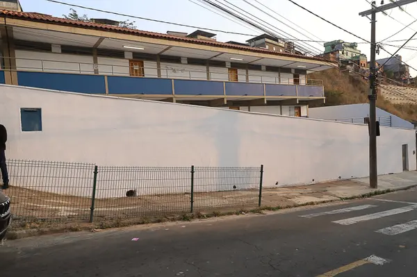 Governador vistoria obras de escola em Juiz de Fora que recebeu novo refeitório, laboratório de informática e quadra coberta