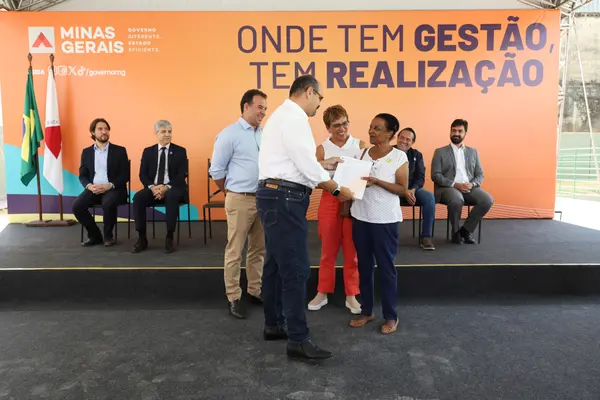 Governo de Minas entrega 80 apartamentos para famílias que moravam em áreas de inundação