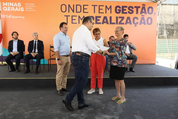 Governo de Minas entrega 80 apartamentos para famílias que moravam em áreas de inundação
