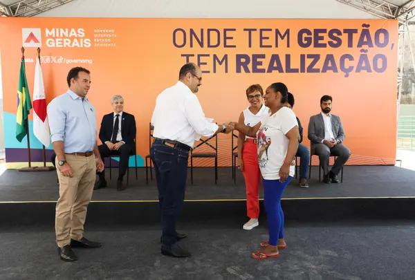 Governo de Minas entrega 80 apartamentos para famílias que moravam em áreas de inundação