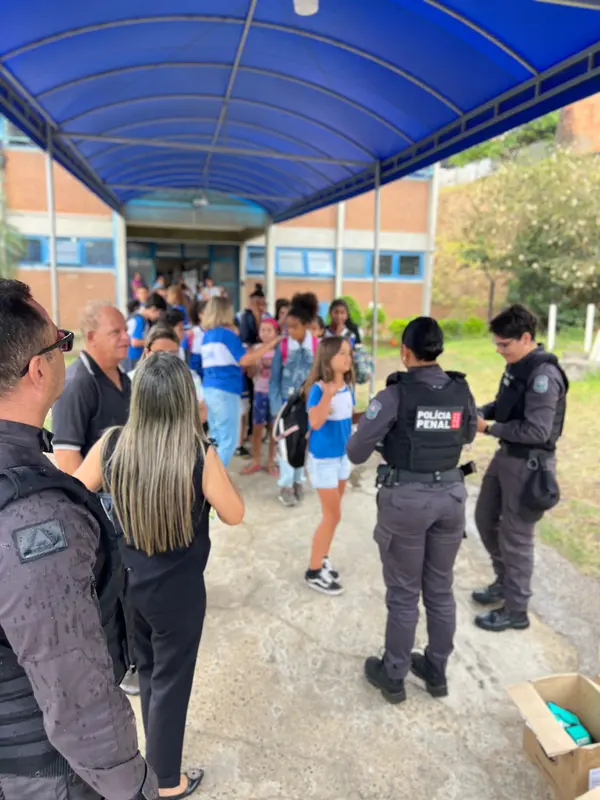 Quatro mil brinquedos produzidos por detentos são distribuídos em comemoração ao Dia das Crianças