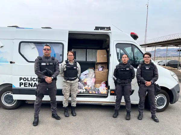 Quatro mil brinquedos produzidos por detentos são distribuídos em comemoração ao Dia das Crianças