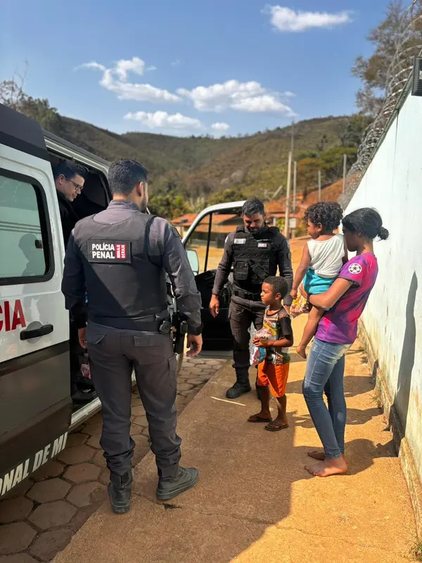 Quatro mil brinquedos produzidos por detentos são distribuídos em comemoração ao Dia das Crianças