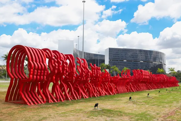 Monumento Bruma Leve presta homenagem às 272 joias de Brumadinho