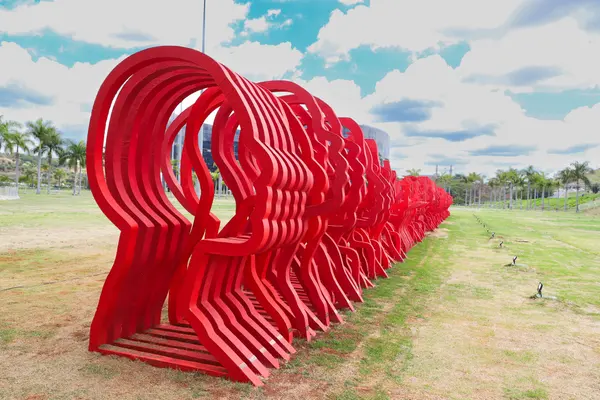 Monumento Bruma Leve presta homenagem às 272 joias de Brumadinho