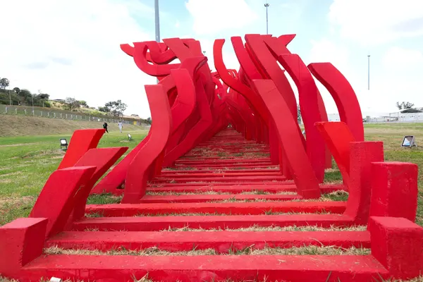 Monumento Bruma Leve presta homenagem às 272 joias de Brumadinho