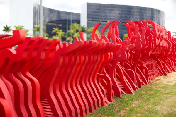 Monumento Bruma Leve presta homenagem às 272 joias de Brumadinho