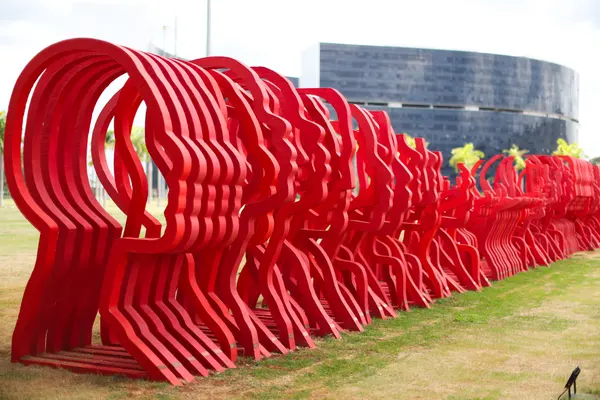 Monumento Bruma Leve presta homenagem às 272 joias de Brumadinho