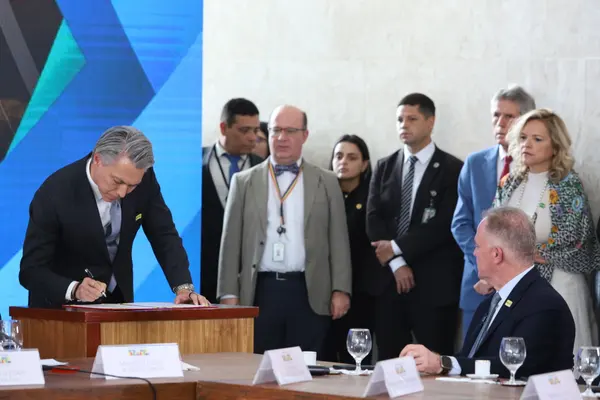 Governo de Minas e outros compromitentes assinam Novo Acordo de Mariana