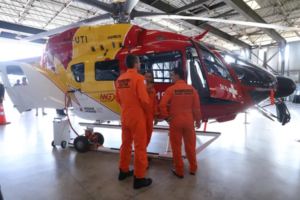 Governo de Minas entrega novos helicópteros para resgate aeromédico e de emergência no estado