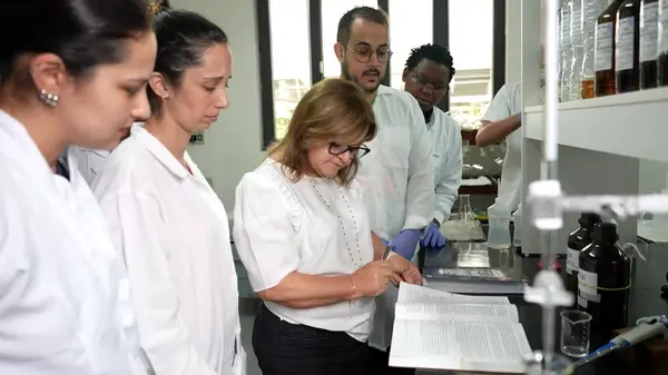 Com apoio de R$ 3,7 milhões do Governo de Minas, pesquisadora coordena o primeiro Centro de Referência em Análise da Cachaça