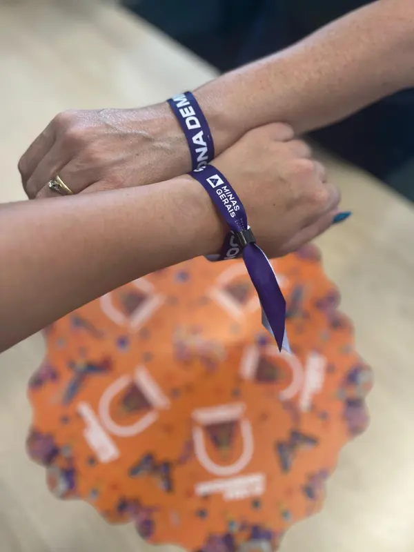 Pulseiras de identificação para quem concluir a capacitação do protocolo "Fale Agora na Folia"