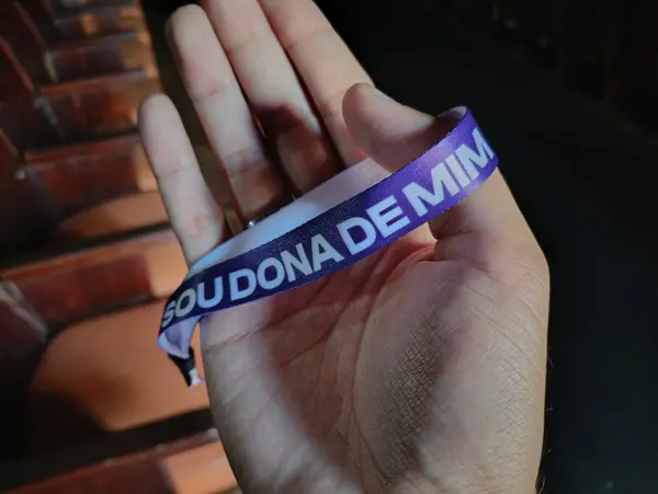 Pulseira de identificação para quem concluir a capacitação do protocolo "Fale Agora na Folia"
