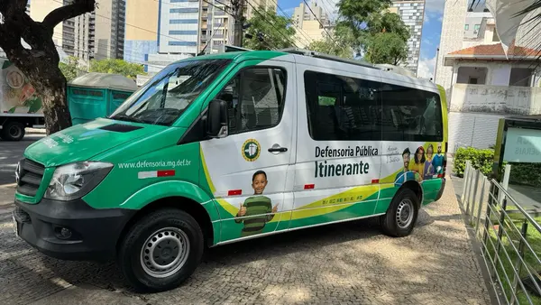 Van com equipe de atendimento especializado a mulheres em situação de violência