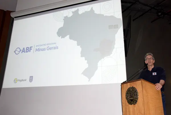 Governo de Minas e ABF assinam acordo para desenvolver o mercado de franquias, que gera cerca de 150 mil empregos no estado