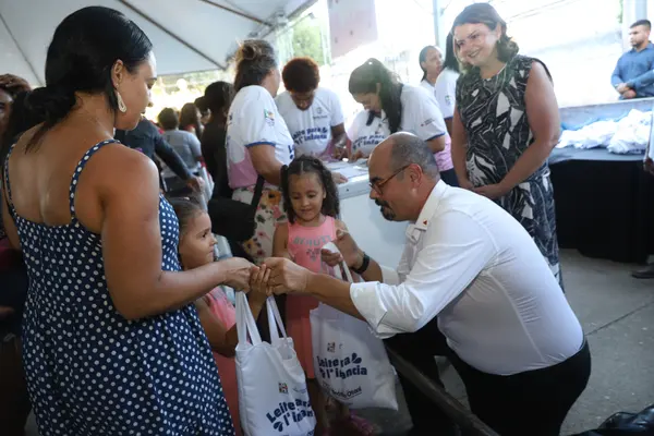 A manicure Luzinete Ferreira de Souza é mãe solo das gêmeas Ester e Helena