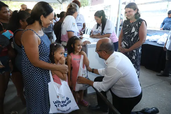 A manicure Luzinete Ferreira de Souza é mãe solo das gêmeas Ester e Helena