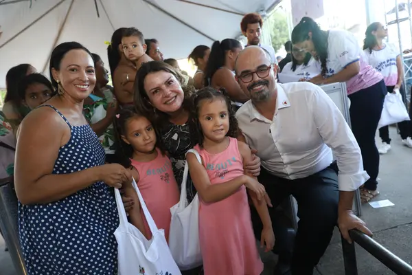 A manicure Luzinete Ferreira de Souza é mãe solo das gêmeas Ester e Helena
