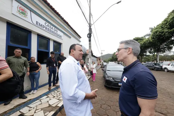 Governador se reúne com mulheres atendidas pelo Trajeto Moda e palestra sobre empreendedorismo para alunos do ensino médio