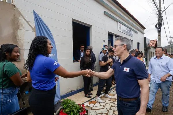 Governador se reúne com mulheres atendidas pelo Trajeto Moda e palestra sobre empreendedorismo para alunos do ensino médio