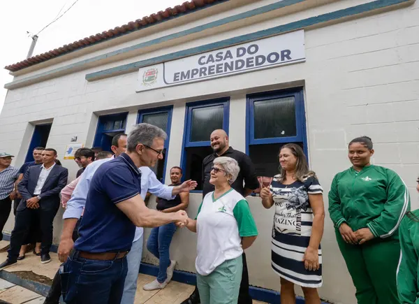 Governador se reúne com mulheres atendidas pelo Trajeto Moda e palestra sobre empreendedorismo para alunos do ensino médio
