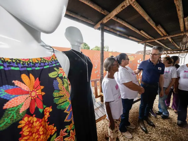 Governador se reúne com mulheres atendidas pelo Trajeto Moda e palestra sobre empreendedorismo para alunos do ensino médio