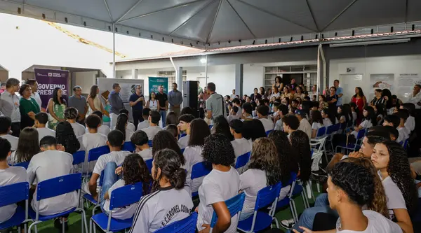 Governador se reúne com mulheres atendidas pelo Trajeto Moda e palestra sobre empreendedorismo para alunos do ensino médio