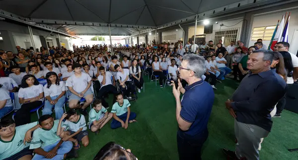 Governador se reúne com mulheres atendidas pelo Trajeto Moda e palestra sobre empreendedorismo para alunos do ensino médio