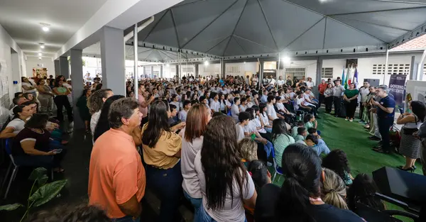 Governador se reúne com mulheres atendidas pelo Trajeto Moda e palestra sobre empreendedorismo para alunos do ensino médio