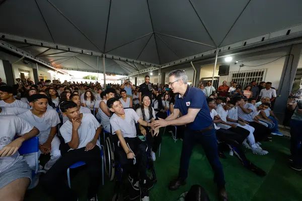 Governador se reúne com mulheres atendidas pelo Trajeto Moda e palestra sobre empreendedorismo para alunos do ensino médio