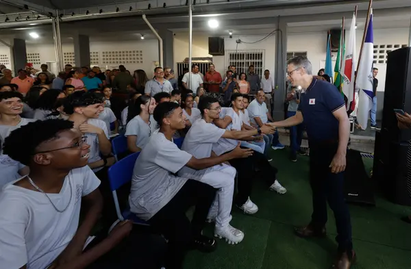 Governador se reúne com mulheres atendidas pelo Trajeto Moda e palestra sobre empreendedorismo para alunos do ensino médio