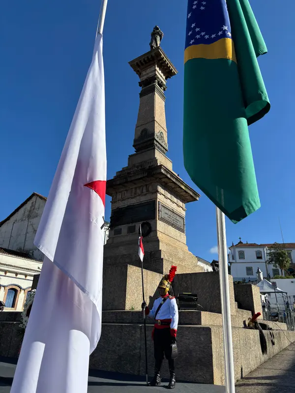 Praça Tiradentes, no centro de Ouro Preto, recebe a tradicional honra militar, com presença dos Dragões da Inconfidência
