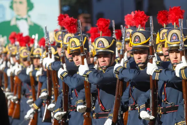 Praça Tiradentes, no centro de Ouro Preto, recebe a tradicional honra militar, com presença dos Dragões da Inconfidência